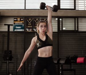 Mujer deportista, práctica de fitness